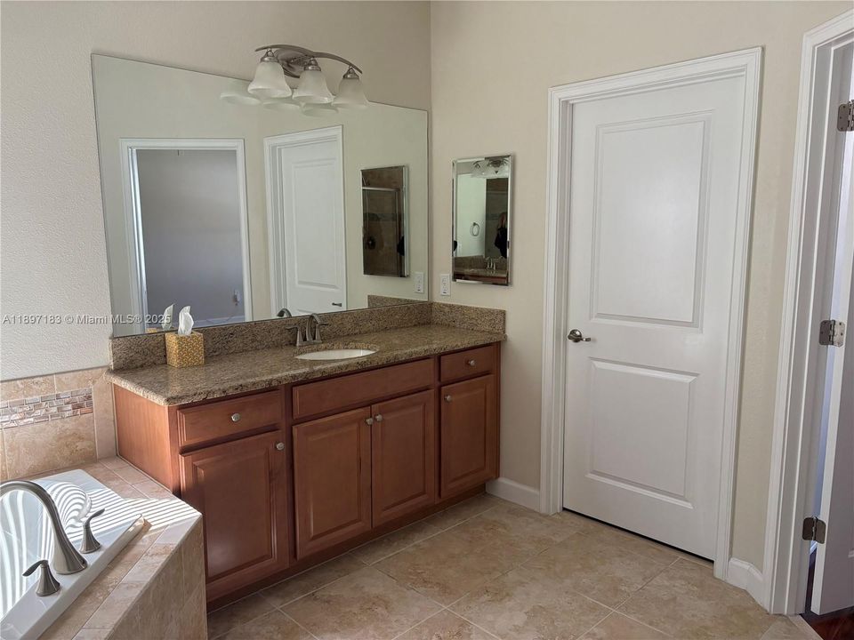 待售: $699,999 (5 贝兹, 3 浴室, 0 平方英尺)