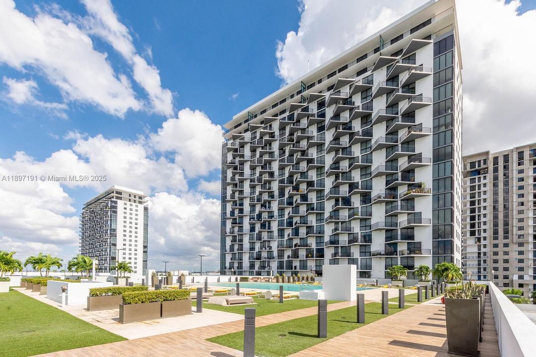 待售: $374,000 (1 贝兹, 1 浴室, 698 平方英尺)