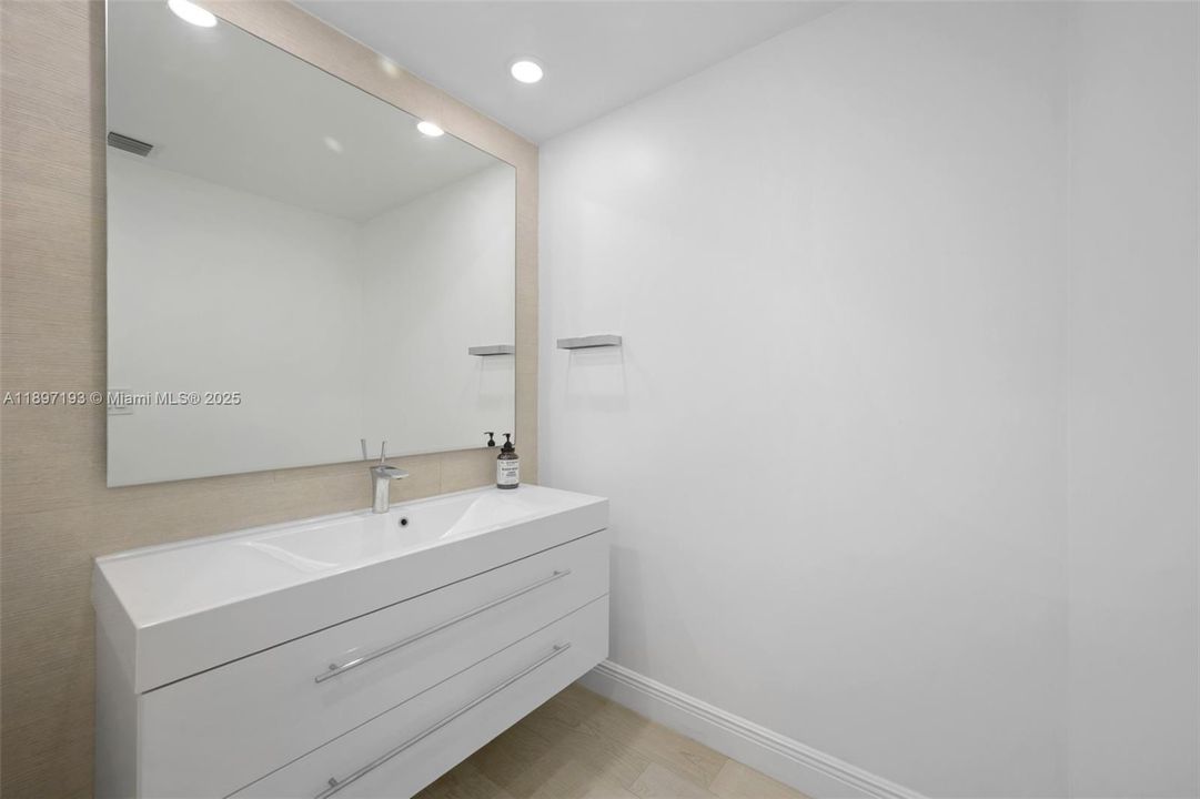 出租: $7,000 (3 贝兹, 2 浴室, 1615 平方英尺)