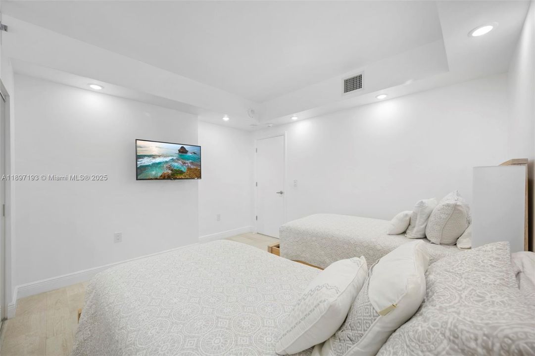 出租: $7,000 (3 贝兹, 2 浴室, 1615 平方英尺)