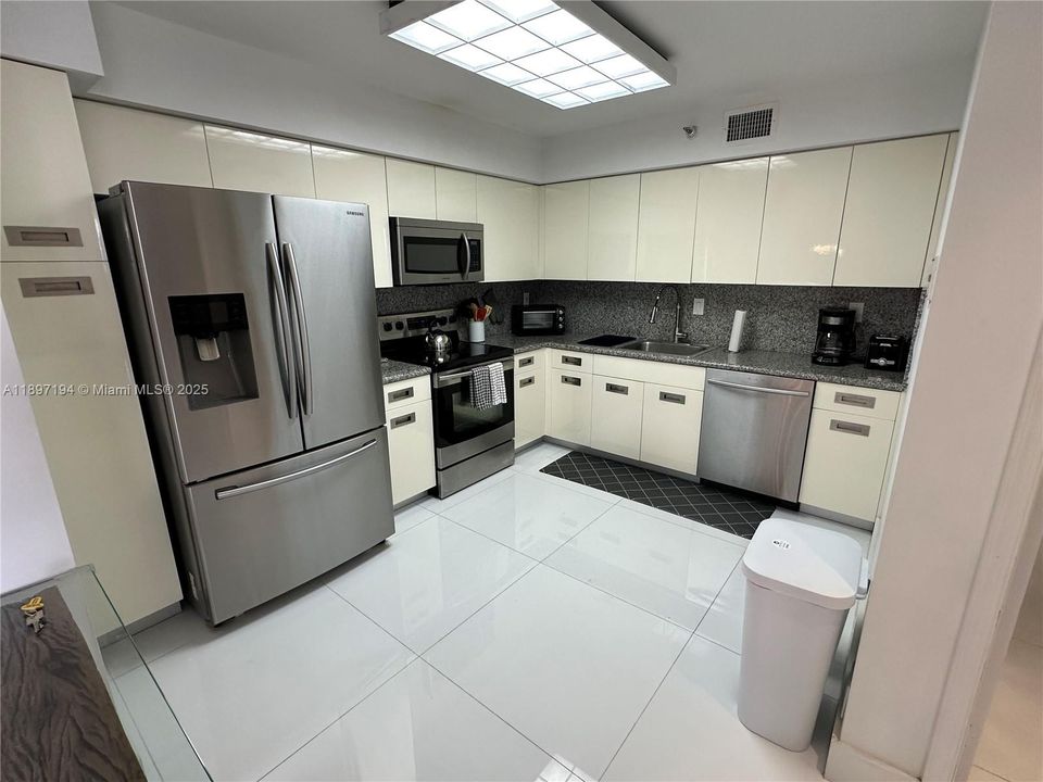 Под контрактом: $4,500 (2 спален, 2 ванн, 1181 Квадратных фут)