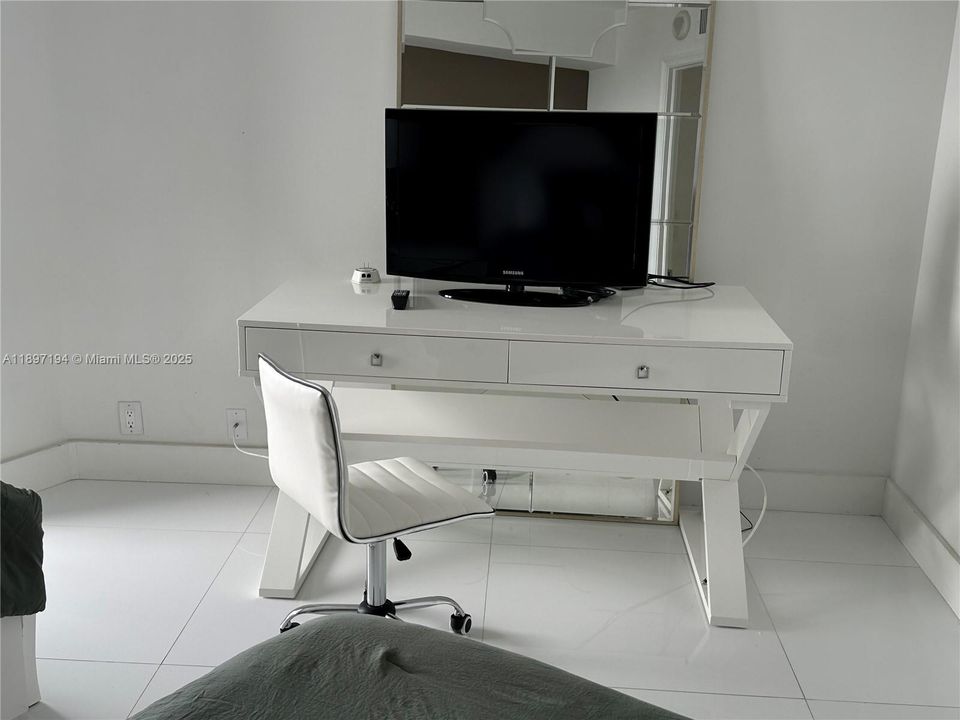 Под контрактом: $4,500 (2 спален, 2 ванн, 1181 Квадратных фут)