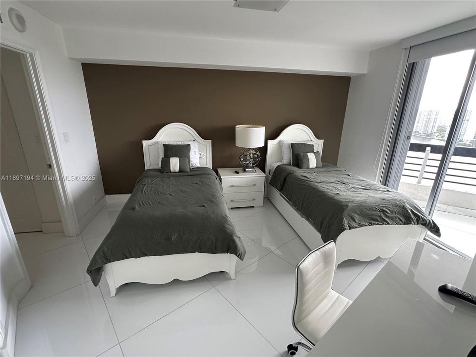 Под контрактом: $4,500 (2 спален, 2 ванн, 1181 Квадратных фут)