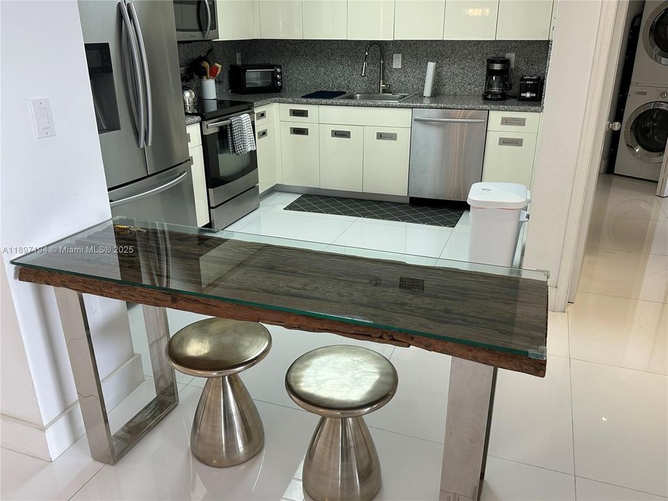 Под контрактом: $4,500 (2 спален, 2 ванн, 1181 Квадратных фут)