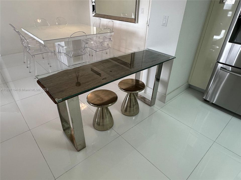 Под контрактом: $4,500 (2 спален, 2 ванн, 1181 Квадратных фут)