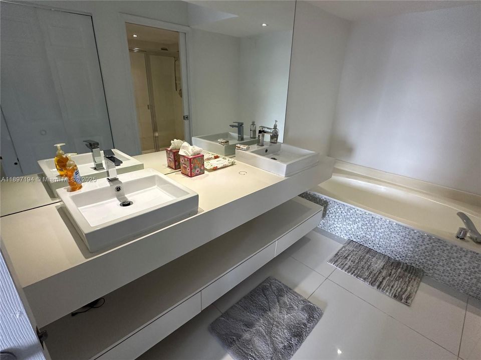 Под контрактом: $4,500 (2 спален, 2 ванн, 1181 Квадратных фут)