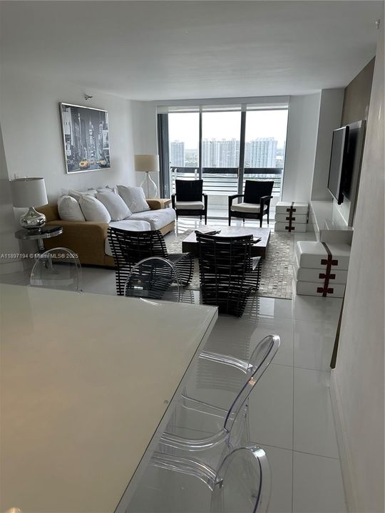 Под контрактом: $4,500 (2 спален, 2 ванн, 1181 Квадратных фут)