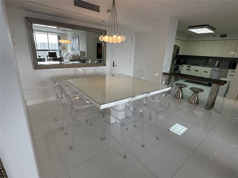 Под контрактом: $4,500 (2 спален, 2 ванн, 1181 Квадратных фут)