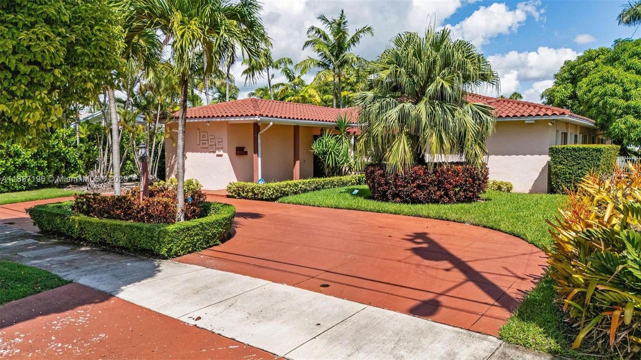 For Sale: $2,897,500 (3 beds, 2 baths, 2828 Square Feet)