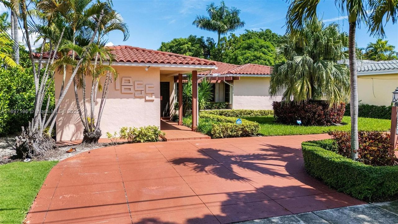 For Sale: $2,897,500 (3 beds, 2 baths, 2828 Square Feet)