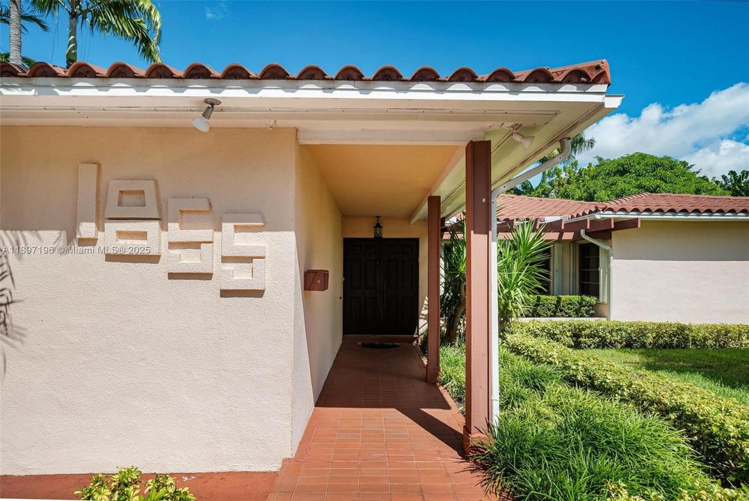 For Sale: $2,897,500 (3 beds, 2 baths, 2828 Square Feet)