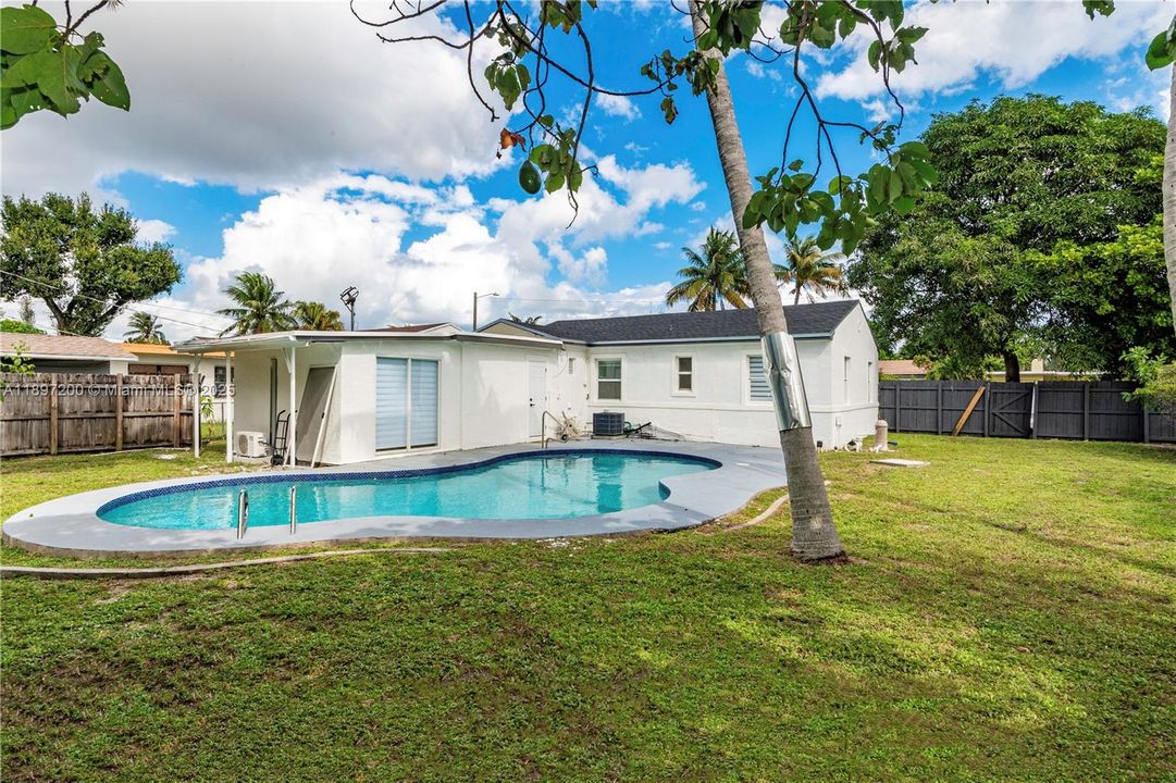 Active With Contract: $565,000 (4 beds, 2 baths, 1444 Square Feet)