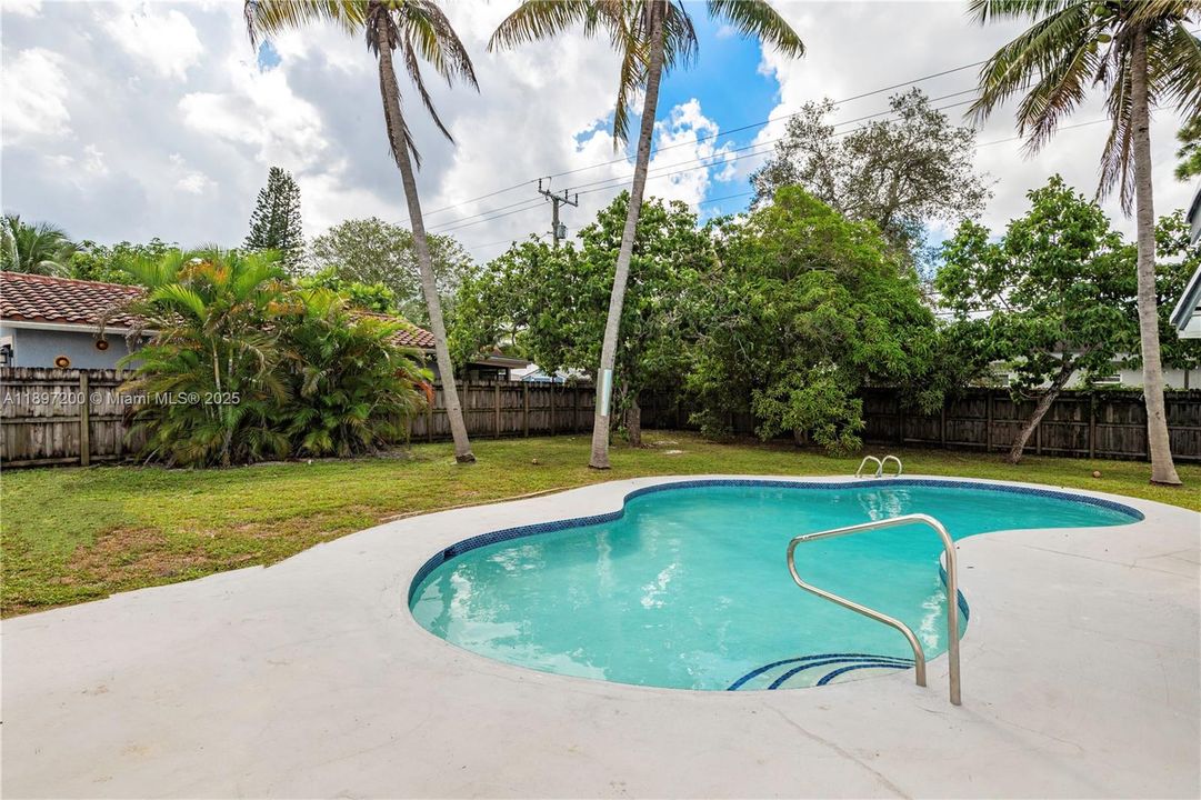 Active With Contract: $565,000 (4 beds, 2 baths, 1444 Square Feet)