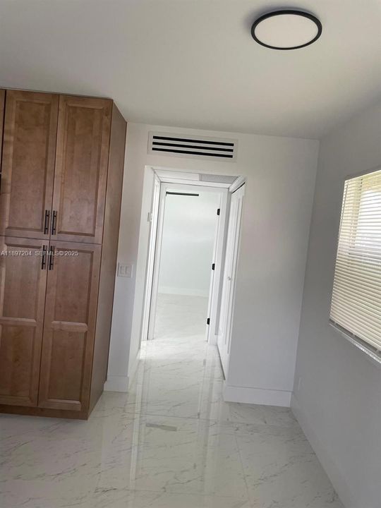 For Sale: $124,900 (1 beds, 1 baths, 720 Square Feet)