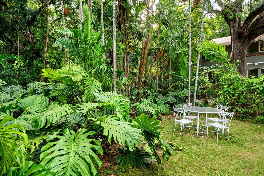 For Sale: $2,150,000 (5 beds, 2 baths, 2958 Square Feet)