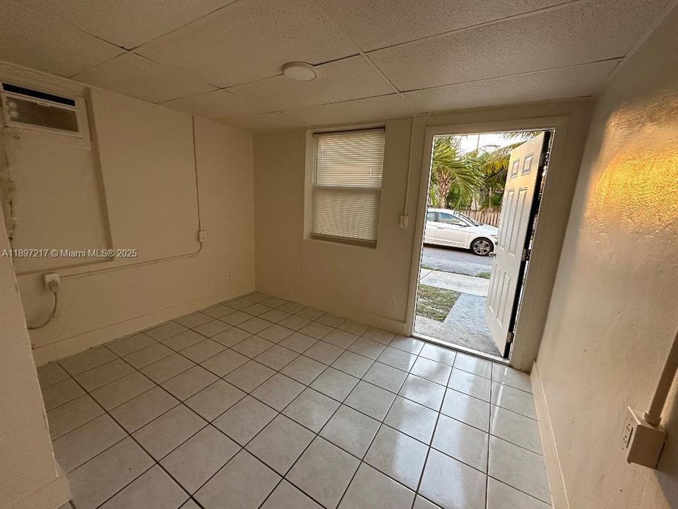 En Renta: $1,100 (0 camas, 1 baños, 300 Pies cuadrados)