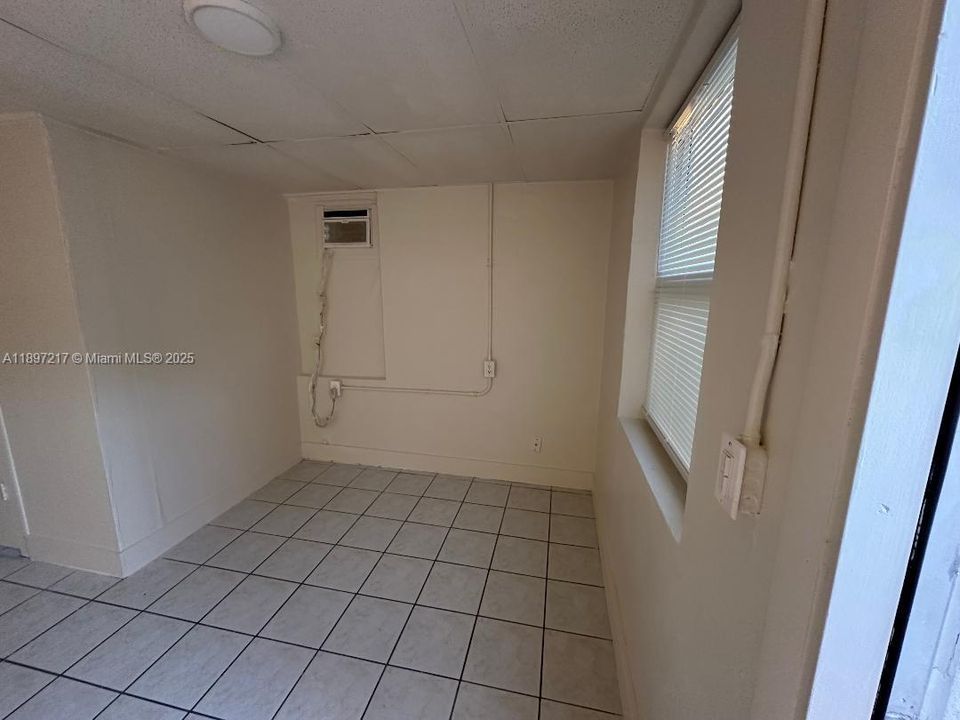 En Renta: $1,100 (0 camas, 1 baños, 300 Pies cuadrados)