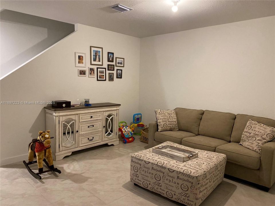 Active With Contract: $200,000 (3 beds, 2 baths, 1512 Square Feet)