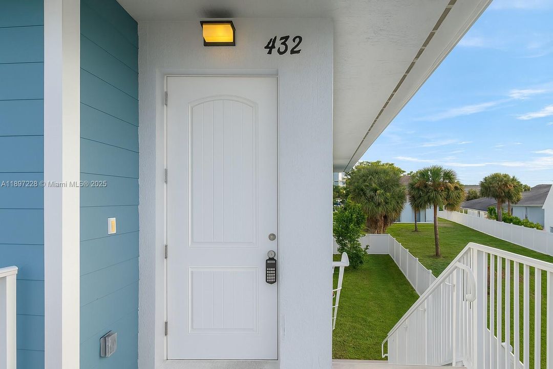 For Rent: $2,400 (3 beds, 2 baths, 1382 Square Feet)