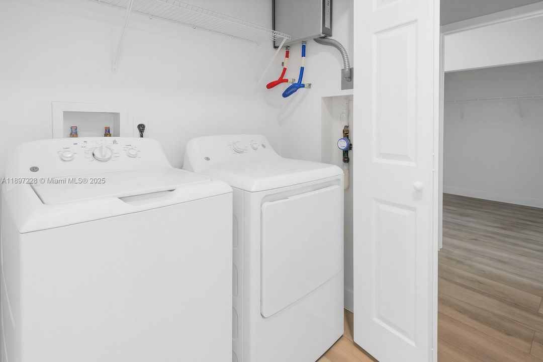 For Rent: $2,400 (3 beds, 2 baths, 1382 Square Feet)