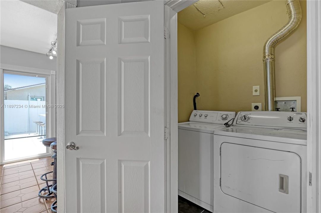 На продажу: $420,000 (3 спален, 1 ванн, 966 Квадратных фут)