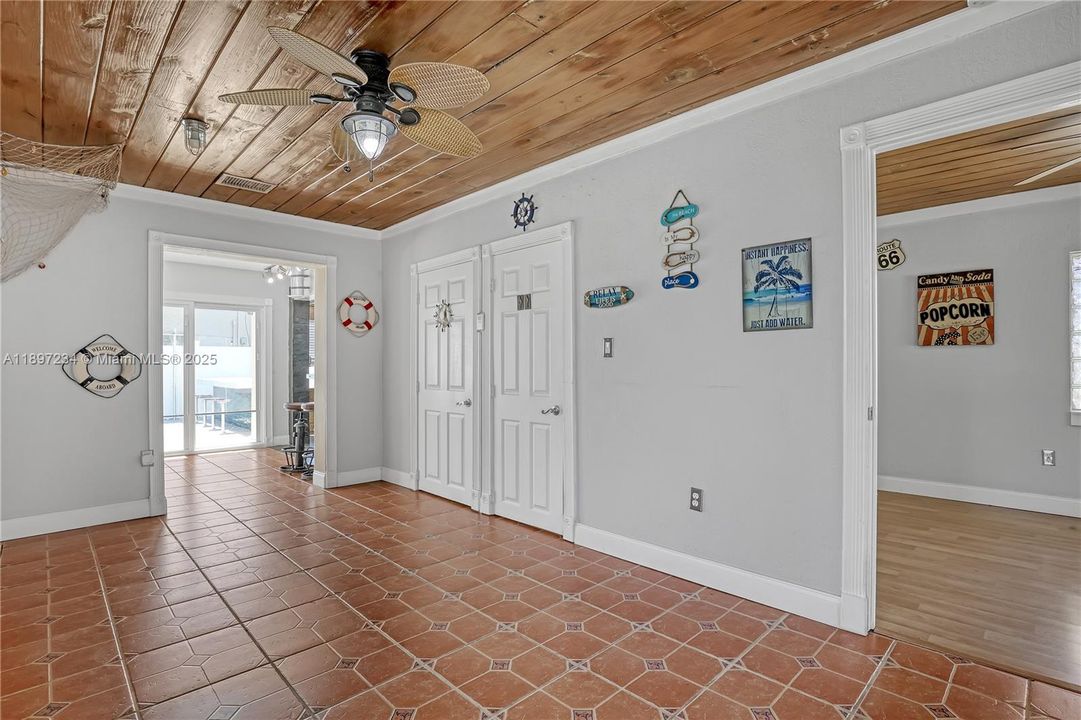 На продажу: $420,000 (3 спален, 1 ванн, 966 Квадратных фут)