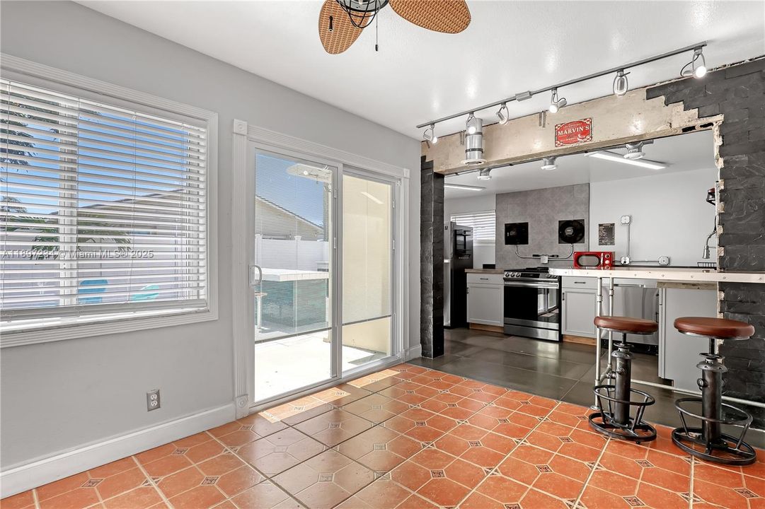 На продажу: $420,000 (3 спален, 1 ванн, 966 Квадратных фут)