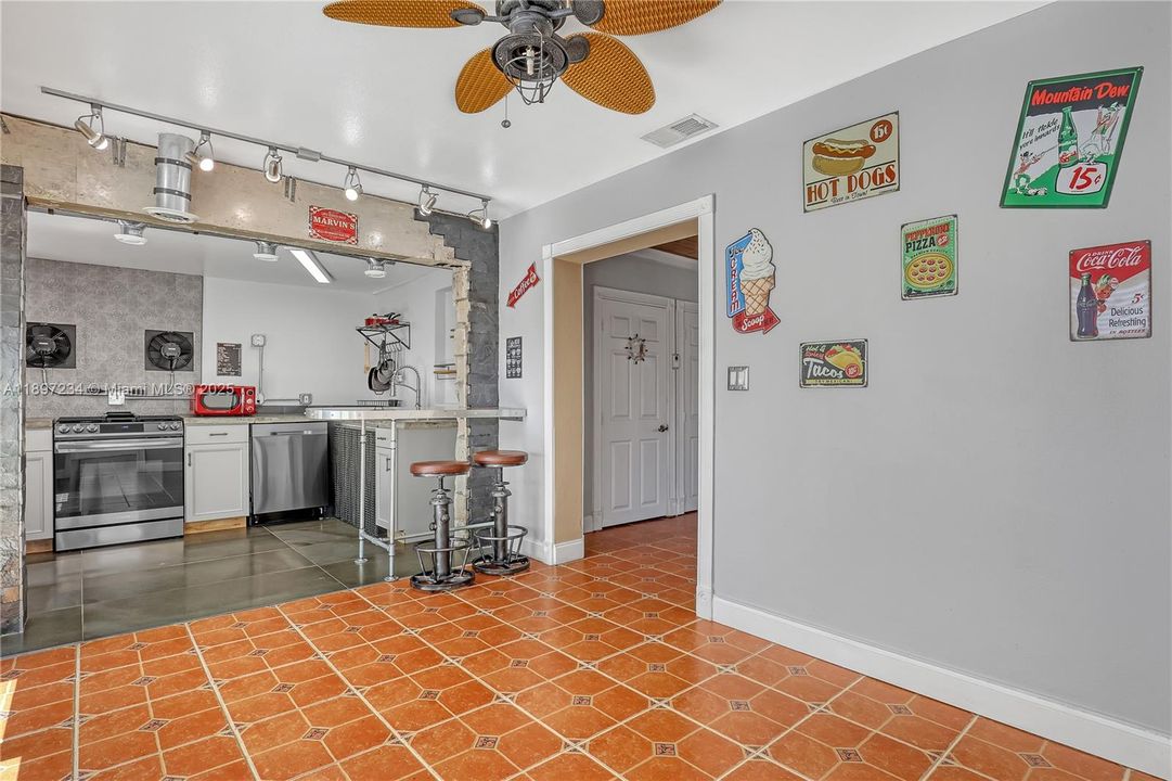 На продажу: $420,000 (3 спален, 1 ванн, 966 Квадратных фут)