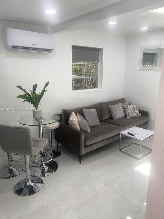 最近租的: $2,050 (1 贝兹, 1 浴室, 500 平方英尺)