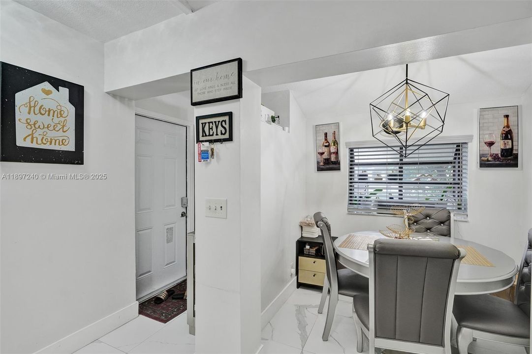 For Sale: $390,000 (3 beds, 3 baths, 1311 Square Feet)