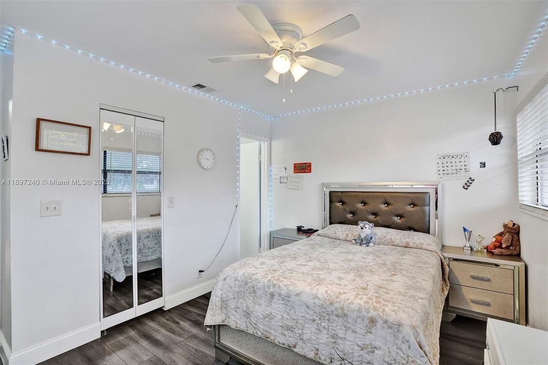 For Sale: $390,000 (3 beds, 3 baths, 1311 Square Feet)