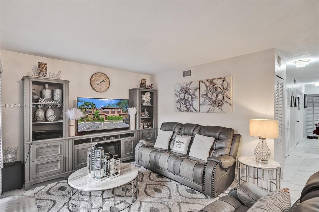 For Sale: $390,000 (3 beds, 3 baths, 1311 Square Feet)