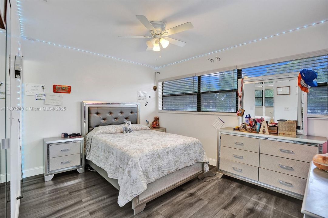 For Sale: $390,000 (3 beds, 3 baths, 1311 Square Feet)