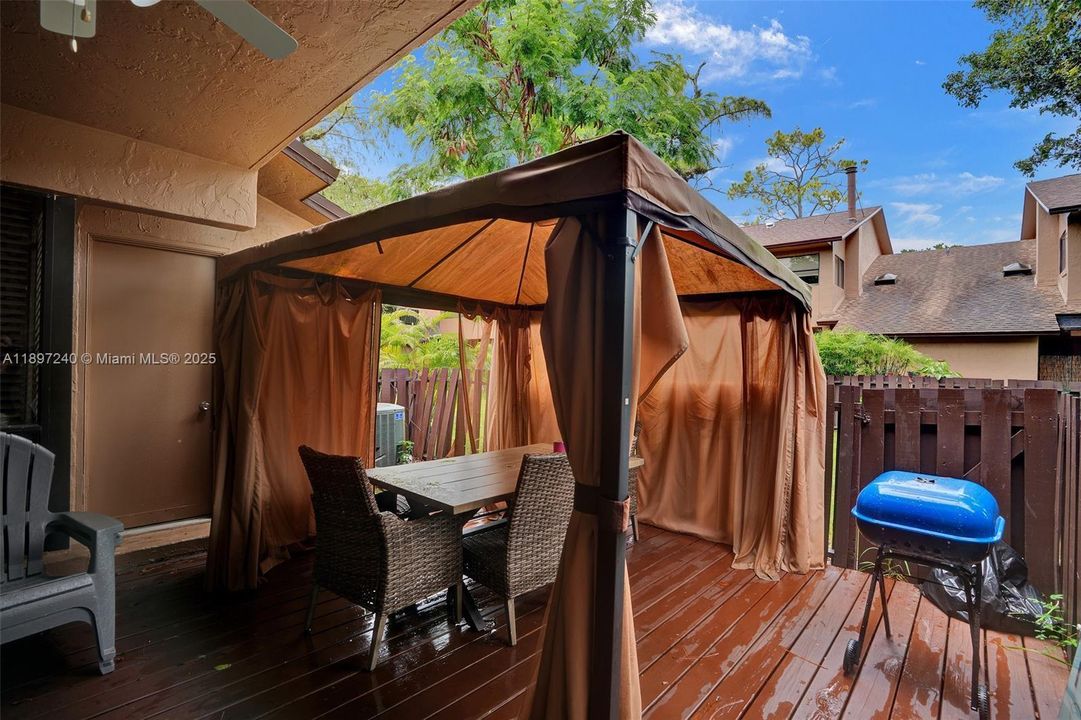 For Sale: $390,000 (3 beds, 3 baths, 1311 Square Feet)