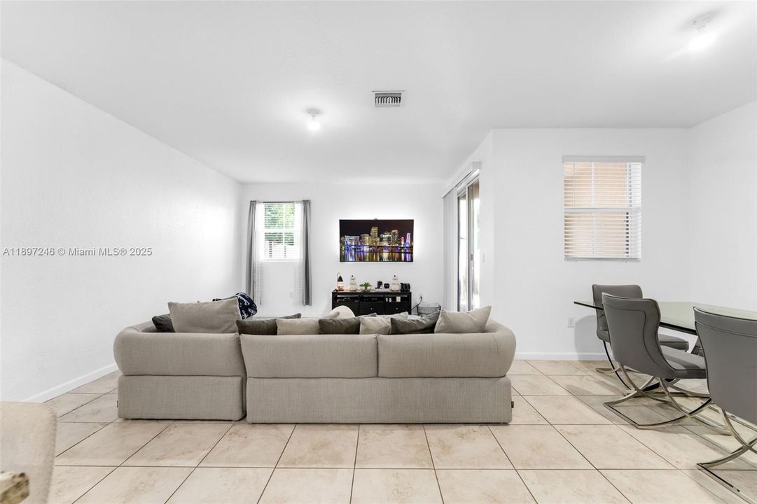 Active With Contract: $352,900 (3 beds, 2 baths, 1731 Square Feet)