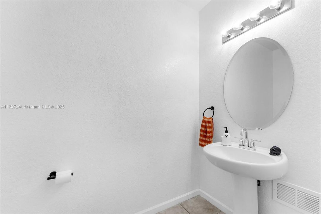 Active With Contract: $352,900 (3 beds, 2 baths, 1731 Square Feet)