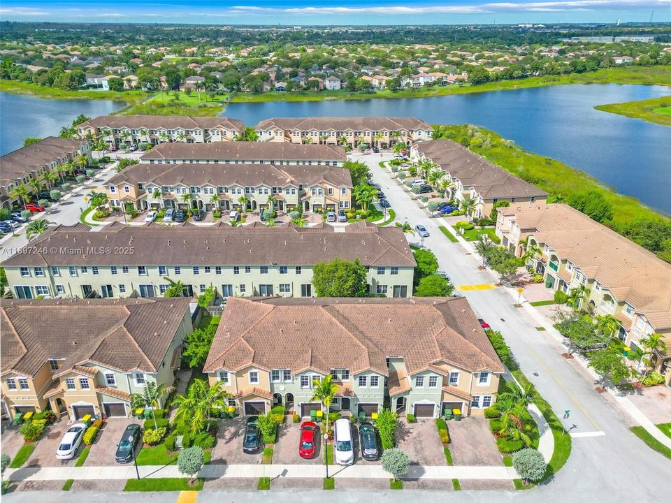 Active With Contract: $352,900 (3 beds, 2 baths, 1731 Square Feet)