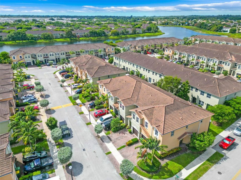 Active With Contract: $352,900 (3 beds, 2 baths, 1731 Square Feet)