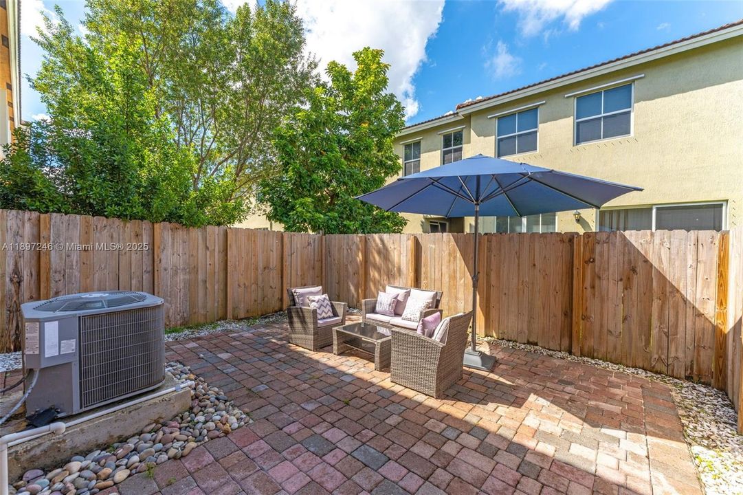 Active With Contract: $352,900 (3 beds, 2 baths, 1731 Square Feet)