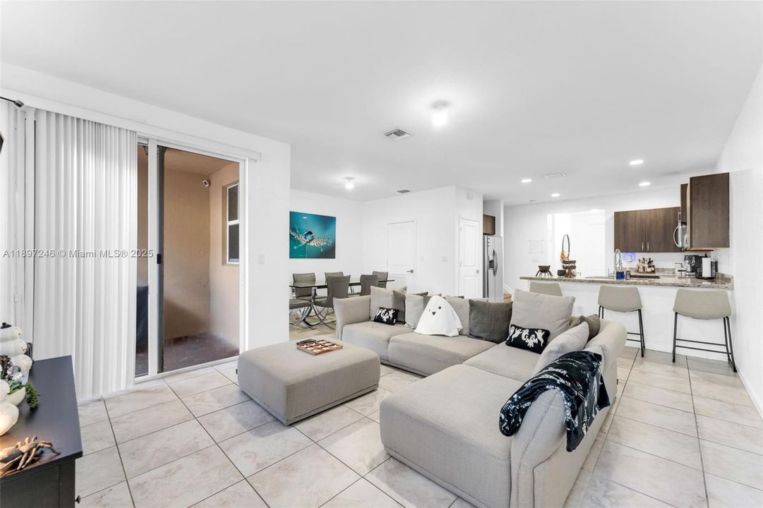Active With Contract: $352,900 (3 beds, 2 baths, 1731 Square Feet)