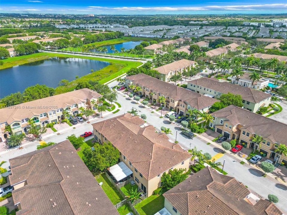 Active With Contract: $352,900 (3 beds, 2 baths, 1731 Square Feet)