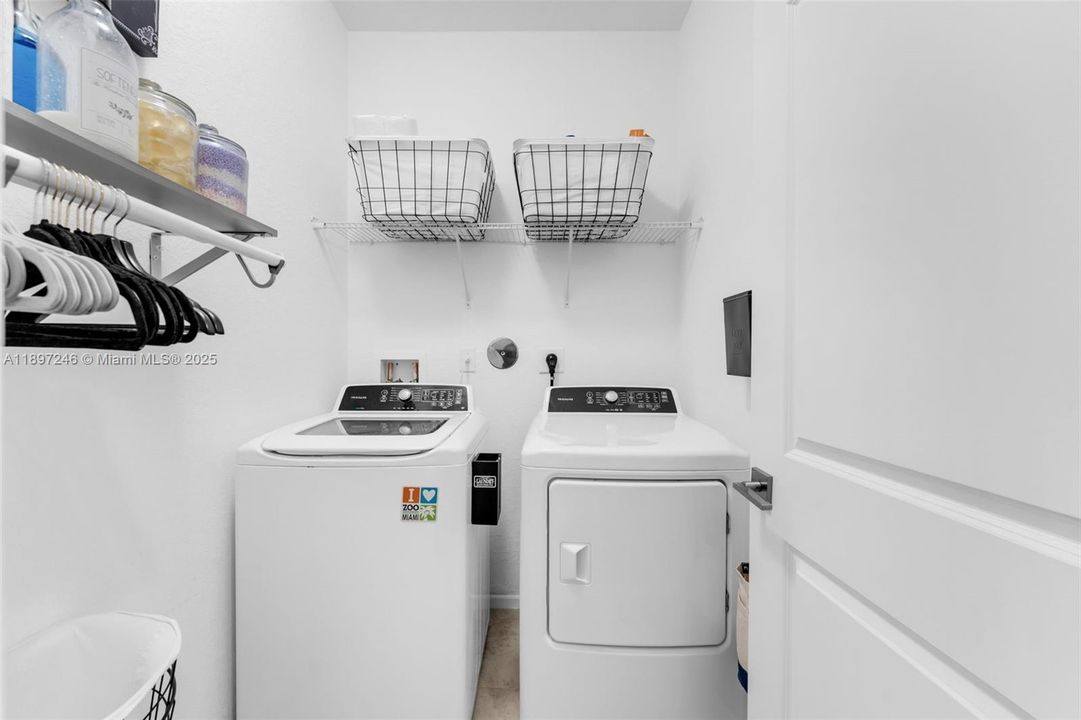 Active With Contract: $352,900 (3 beds, 2 baths, 1731 Square Feet)