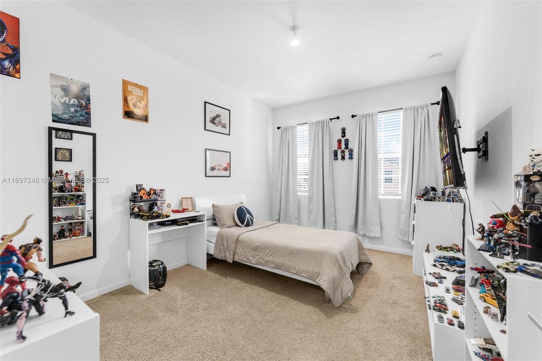 Active With Contract: $352,900 (3 beds, 2 baths, 1731 Square Feet)