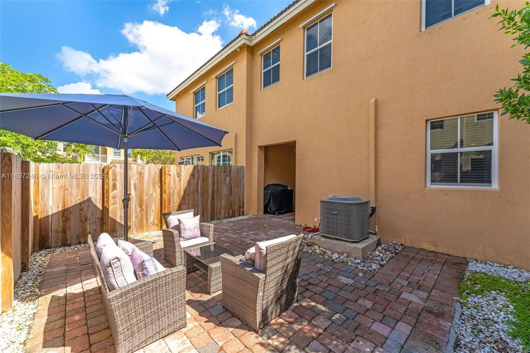 Active With Contract: $352,900 (3 beds, 2 baths, 1731 Square Feet)