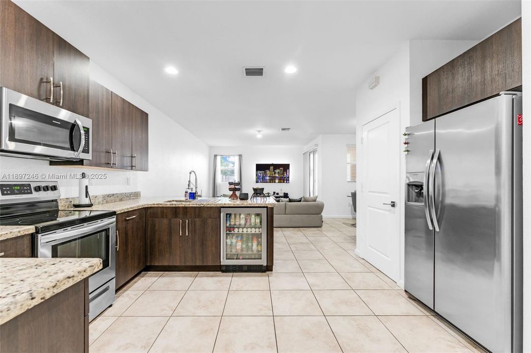 Active With Contract: $352,900 (3 beds, 2 baths, 1731 Square Feet)