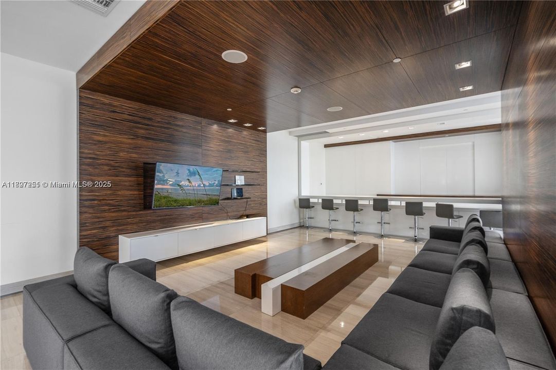 For Sale: $1,230,000 (2 beds, 2 baths, 1262 Square Feet)