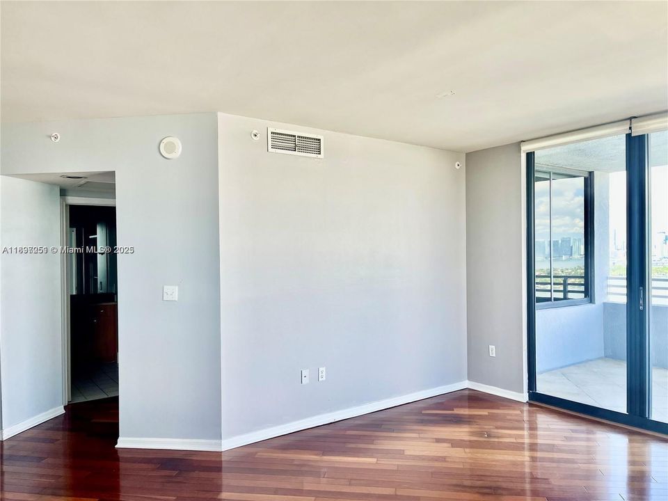 For Sale: $1,230,000 (2 beds, 2 baths, 1262 Square Feet)