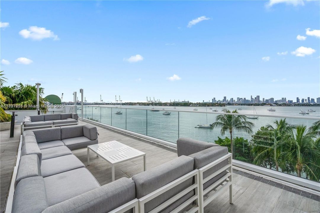 For Sale: $1,230,000 (2 beds, 2 baths, 1262 Square Feet)