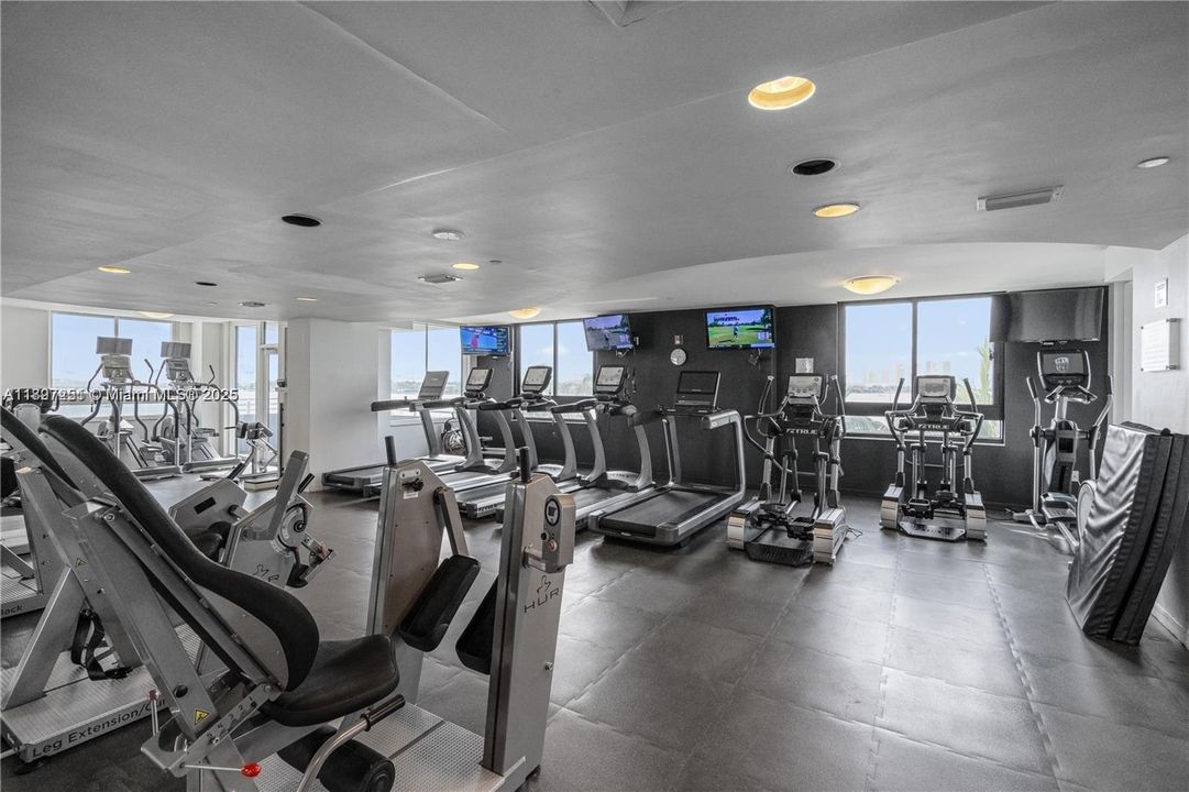 For Sale: $1,230,000 (2 beds, 2 baths, 1262 Square Feet)