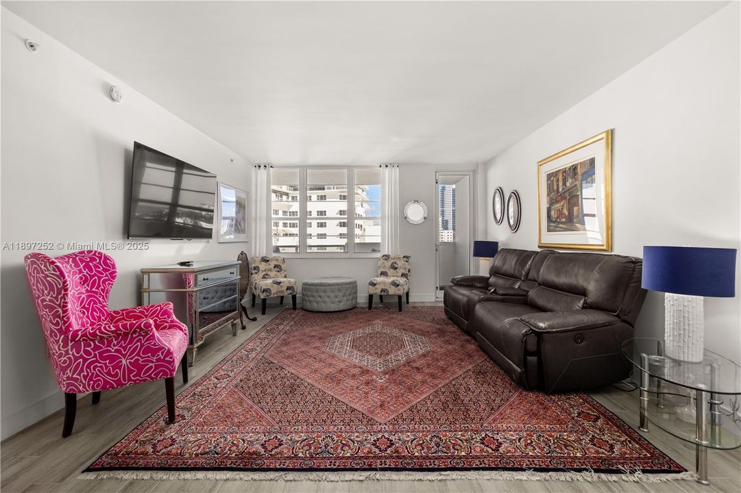 For Sale: $729,000 (1 beds, 1 baths, 845 Square Feet)